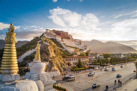 拉薩旅遊爲什麼火？一個融合了信仰與風景的奇妙之旅